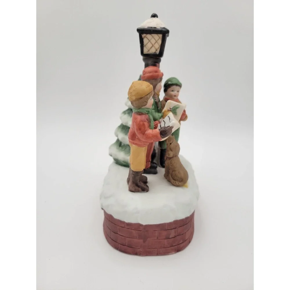 VTG House of Lloyd Carolers lighted music box plays Hark the herald angels‎ sing